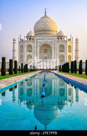 Reflet du Taj Mahal dans la piscine réfléchissante Banque D'Images