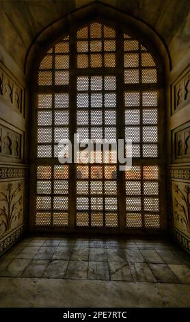 En regardant à l'est du Taj Mahal à travers le Jali vers la maison d'hôtes Taj Mahal Banque D'Images