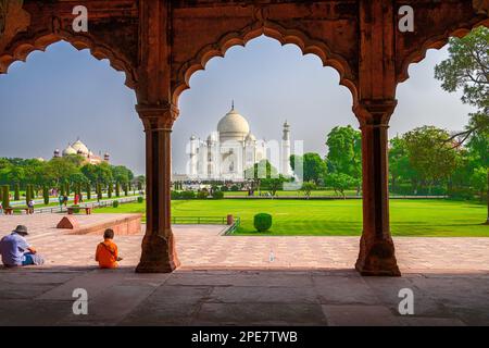 Taj Mahal et le jardin de charbagh vus à travers les arches cuspides de l'Iwan Dar Iwan Banque D'Images