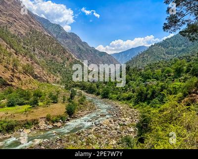 La rivière Tirthan, dans l'Himachal Pradesh, est protégée par le corps législatif de l'Himachal et par une décision de justice comme une rivière à écoulement libre Banque D'Images