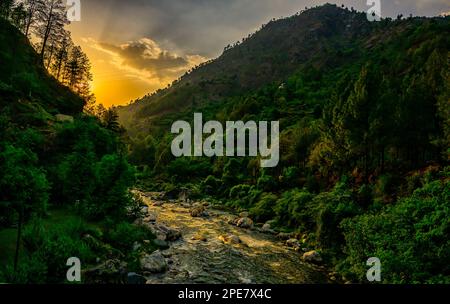 Le soleil couchant illumine la rivière Tirthan dans la vallée de Tirthan Banque D'Images