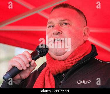 Londres, Royaume-Uni. 15th mars 2023. Alex Gordon, président du syndicat RMT, prend la parole à l'occasion du rassemblement. Membre du syndicat PCS (Syndicat des services publics et commerciaux) mars et manifestation à Westminster et en face de Downing Street. Ils se joignent à d'autres syndicats dans leur demande de meilleurs salaires et de conditions de travail plus équitables. Credit: Imagetraceur/Alamy Live News Banque D'Images