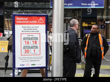 Des panneaux avertissent les passagers des prochaines grèves ferroviaires à la gare de Kings Cross, dans le nord de Londres, au Royaume-Uni Banque D'Images