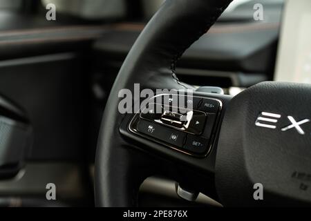 Moscou, Russie - 25 décembre 2021 Chery Exeed TXL voiture également appelé Vantas TX interrupteur de régulateur de vitesse de proximité. Départ du régulateur de vitesse adaptatif. Régulateur de vitesse Banque D'Images