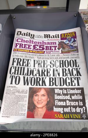 « Free Pre-School Childcare in Back to Work Budget » Daily Mail journal titre première page Chancelier Jeremy Hunt budget du printemps le 15 mars 2023 Royaume-Uni Banque D'Images