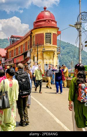 Début de la célèbre zone commerçante de Shimla, connue sous le nom de Mall Road Banque D'Images