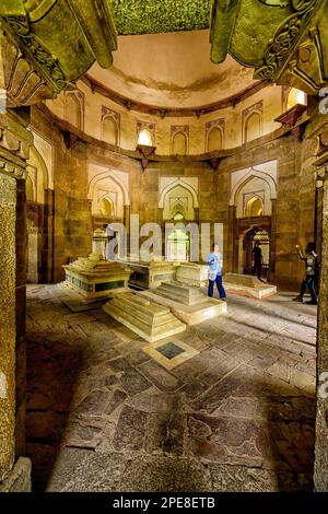 Marcher à l'intérieur de la chambre tombale du mausolée ISA Khan Niyazi, qui fait partie du complexe tombal de Humayun à Delhi, en Inde. Banque D'Images