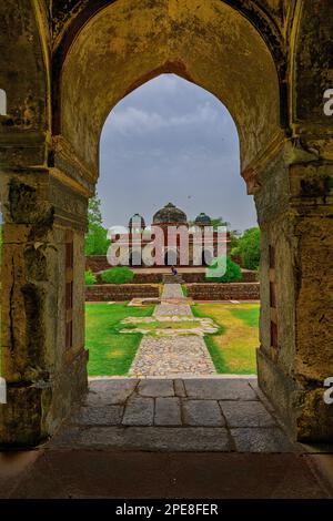 La mosquée d'ISA Khan vue à travers une arche dans la tombe d'ISA Khan, située dans le complexe de la tombe de Humayun. Banque D'Images