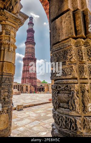 Qutb Minar vu à travers une arche dans le complexe de la mosquée Mehrauli Quwwat ul Islam Banque D'Images