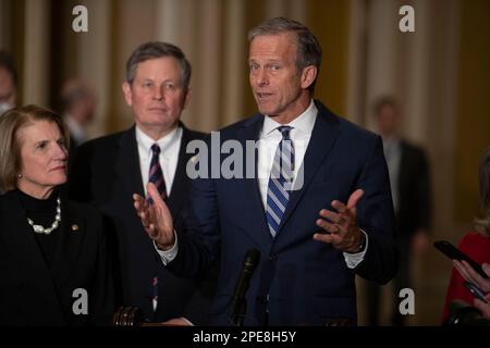 Washington, États-Unis d'Amérique. 15th mars 2023. Le sénateur des États-Unis John Thune (républicain du Dakota du Sud) fait des remarques lors du déjeuner-conférence de presse des Républicains au Sénat, au Capitole des États-Unis à Washington, DC, mercredi, 15 mars 2023. Crédit: Rod Lamkey/CNP/Sipa USA crédit: SIPA USA/Alay Live News Banque D'Images