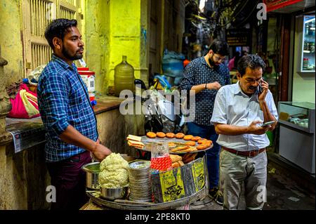 Une petite cabine de nourriture dans une ruelle de Khari Baoli Road Spice Market à Chandni Chowk, dans le Vieux Delhi, en Inde Banque D'Images