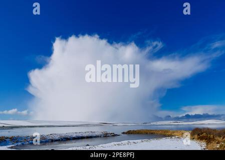 Nuages de douche de neige Cumulonimbus, Stenness Loch, Orkney Banque D'Images