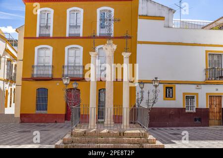 La Plaza de las Cruces donne son nom au quartier de Santa Cruz à Séville. C'est un petit carré ou plutôt un élargissement à la fin de la rade Banque D'Images