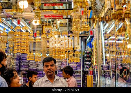 Bijoux traditionnels hindous indiens suspendus de mariée connu sous le nom de Kaleerein en vente dans la section Kinari Bazar de Chandni Chowk dans le Vieux Delhi Banque D'Images