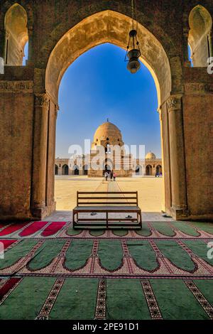 Fontaine d'ablution dans la cour de la mosquée Ibn Tulun, vue à travers une arche portique orientale Banque D'Images