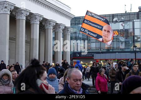 Moscou, Russie. 15th mars 2023. Un partisan du président russe, Vladimir Poutine, porte un drapeau sur la place Komsomolskaya. Le drapeau porte un portrait de Poutine. Le texte sur le drapeau dit: «Pour la mère patrie! Pour la souveraineté! Pour Poutine ! (Credit image: © Vlad Karkov/SOPA Images via ZUMA Press Wire) USAGE ÉDITORIAL SEULEMENT! Non destiné À un usage commercial ! Banque D'Images