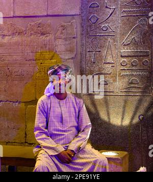 Escortez la garde au temple mortuaire de la reine Hatshepsut, Louxor Égypte Banque D'Images