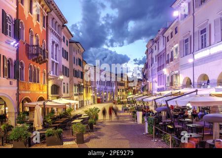 Historique via Mercatovecchio (ancienne rue du marché) à Udine, Italie la nuit. Banque D'Images