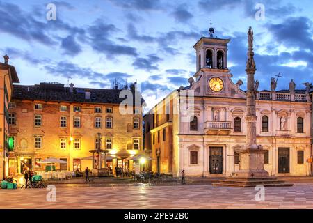 Église de San Giacomo sur la Piazza San Giacomo (également connue sous le nom de Piazza Giacomo Matteotti ou Mercato Nuovo - Nouveau marché) à Udine, en Italie la nuit. Banque D'Images