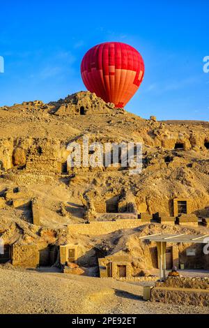 Ballon d'air chaud survolant les tombeaux de la nécropole de Dra' Abu el-Naga' sur la Cisjordanie à Louxor Banque D'Images