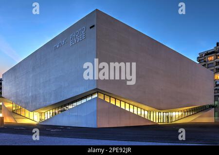 Le nouveau bâtiment de Platforme 10, Lausanne, Suisse, accueille 2 musées : mudac (Musée de design et d'arts appliqués contemporains) et Musée de l'Ely Banque D'Images
