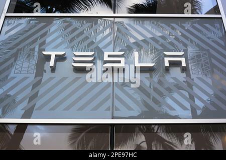 Honolulu, Hawaï - 19 juin 2020 : extérieur de la salle d'exposition Tesla Motors dans le quartier haut de gamme de Waikiki. Banque D'Images