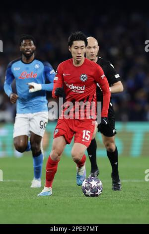 Naples, Italie. 15th mars 2023. Daichi Kamada d'Eintracht Francfort pendant le match de football de la Ligue des champions entre SSC Napoli et Eintracht Francfort au stade Diego Armando Maradona à Naples (Italie), 15 mars 2023. Photo Cesare Purini/Insidefoto crédit: Insidefoto di andrea staccioli/Alamy Live News Banque D'Images