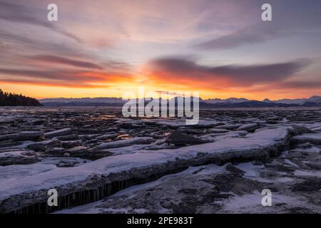 Lever du soleil sur la baie de Kachemak et les montagnes Kenai à Homer, en Alaska. Banque D'Images