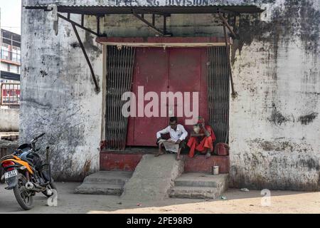 Siliguri, Bengale-Occidental, Inde. 24th févr. 2023. Cette station est nostalgique des gens bengalis et très importante avec trop de caractéristiques. Il s'agit du point d'entrée du Népal, du Sikkim, du Bhoutan, du Bangladesh et de 7 États frères Assam, Arunachal, Nagaland, Manipur, Mizoram, Tripura, Meghalaya. La nouvelle gare de Jalpaiguri Junction a été établie en 1960. C'est la jonction ferroviaire la plus grande et la plus achalandée du nord-est de l'Inde. Cette jonction est la plus grande des gares ferroviaires qui desservent la ville de Siliguri, la plus grande métropole du Bengale du Nord. La nouvelle jonction de Jalpaiguri agit comme une conne Banque D'Images