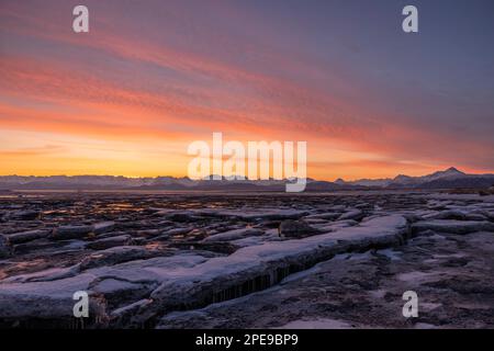 Lever du soleil sur la baie de Kachemak et les montagnes Kenai à Homer, en Alaska. Banque D'Images