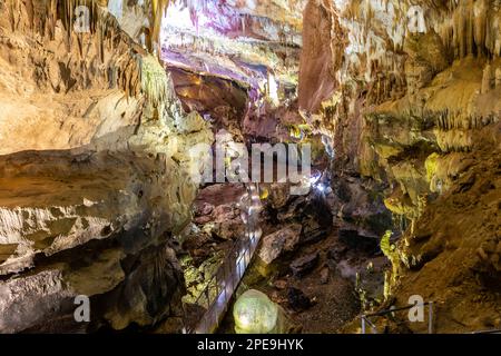 Prometheus Cave Natural Monument paysage, Géorgie, vue sur le hall principal avec des plates-formes touristiques de marche, rideaux de pierre suspendus, stalactites et stalagmite Banque D'Images