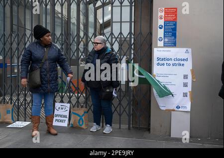 15 mars 2023. Grève des travailleurs du métro, des membres du RMT, de la station Tottenham Road Banque D'Images