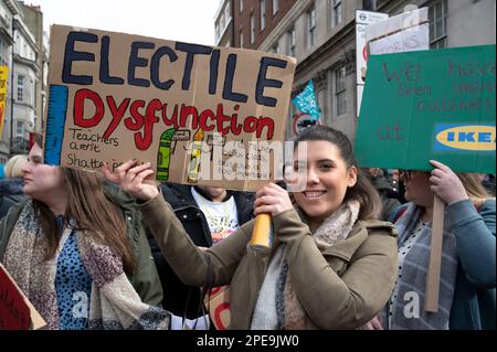 15 mars 2023. Mars et rassemblement d'enseignants en grève, de médecins juniour et de fonctionnaires Banque D'Images