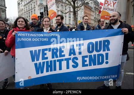 15 mars 2023. Mars et rassemblement d'enseignants en grève, de médecins juniour et de fonctionnaires. Médecins juniors de l'hôpital de Whittington Banque D'Images