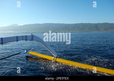 Lovina Beach Coast capturé à partir d'un bateau de pêcheur dans le nord de Bali. Banque D'Images