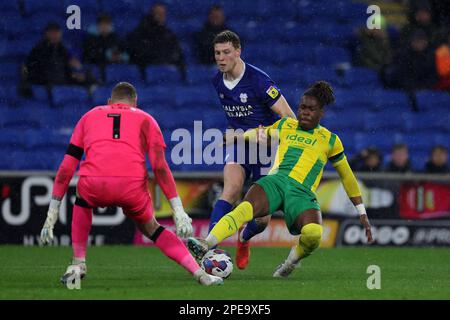 Cardiff, Royaume-Uni. 15th mars 2023. Brandon Thomas-Asante, de West Bromwich Albion, tente de dépasser Ryan Allsop, gardien de but de la ville de Cardiff. Match de championnat EFL Skybet, Cardiff City contre West Bromwich Albion au Cardiff City Stadium à Cardiff, pays de Galles, le mercredi 15th mars 2023. Cette image ne peut être utilisée qu'à des fins éditoriales. Utilisation éditoriale uniquement, licence requise pour une utilisation commerciale. Aucune utilisation dans les Paris, les jeux ou les publications d'un seul club/ligue/joueur. photo par Andrew Orchard/Andrew Orchard sports photographie/Alamy Live News crédit: Andrew Orchard sports photographie/Alamy Live News Banque D'Images