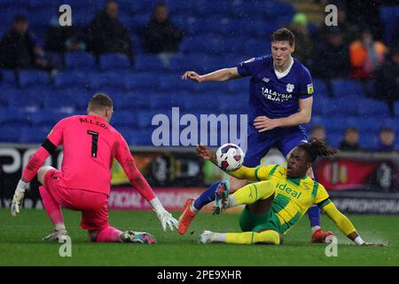 Cardiff, Royaume-Uni. 15th mars 2023. Brandon Thomas-Asante, de West Bromwich Albion, tente de dépasser Ryan Allsop, gardien de but de la ville de Cardiff. Match de championnat EFL Skybet, Cardiff City contre West Bromwich Albion au Cardiff City Stadium à Cardiff, pays de Galles, le mercredi 15th mars 2023. Cette image ne peut être utilisée qu'à des fins éditoriales. Utilisation éditoriale uniquement, licence requise pour une utilisation commerciale. Aucune utilisation dans les Paris, les jeux ou les publications d'un seul club/ligue/joueur. photo par Andrew Orchard/Andrew Orchard sports photographie/Alamy Live News crédit: Andrew Orchard sports photographie/Alamy Live News Banque D'Images