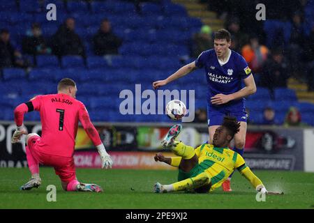 Cardiff, Royaume-Uni. 15th mars 2023. Brandon Thomas-Asante, de West Bromwich Albion, tente de dépasser Ryan Allsop, gardien de but de la ville de Cardiff. Match de championnat EFL Skybet, Cardiff City contre West Bromwich Albion au Cardiff City Stadium à Cardiff, pays de Galles, le mercredi 15th mars 2023. Cette image ne peut être utilisée qu'à des fins éditoriales. Utilisation éditoriale uniquement, licence requise pour une utilisation commerciale. Aucune utilisation dans les Paris, les jeux ou les publications d'un seul club/ligue/joueur. photo par Andrew Orchard/Andrew Orchard sports photographie/Alamy Live News crédit: Andrew Orchard sports photographie/Alamy Live News Banque D'Images