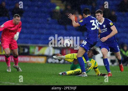 Cardiff, Royaume-Uni. 15th mars 2023. Brandon Thomas-Asante, de West Bromwich Albion, tente de dépasser Ryan Allsop, gardien de but de la ville de Cardiff. Match de championnat EFL Skybet, Cardiff City contre West Bromwich Albion au Cardiff City Stadium à Cardiff, pays de Galles, le mercredi 15th mars 2023. Cette image ne peut être utilisée qu'à des fins éditoriales. Utilisation éditoriale uniquement, licence requise pour une utilisation commerciale. Aucune utilisation dans les Paris, les jeux ou les publications d'un seul club/ligue/joueur. photo par Andrew Orchard/Andrew Orchard sports photographie/Alamy Live News crédit: Andrew Orchard sports photographie/Alamy Live News Banque D'Images