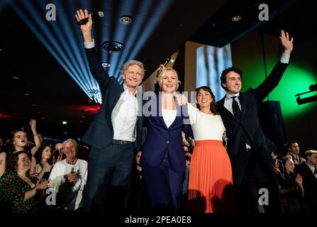 LA HAYE - Paul Rosenmoller (Groenlinks), Attje Kuiken (PvdA), Mei Li vos (PvdA) et Jesse Klaver (Groenleft) suivent les résultats des élections provinciales. ANP BART MAAT pays-bas hors - belgique hors Banque D'Images