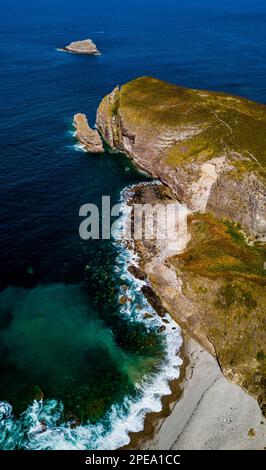 Spectaculaires falaises et plage de sable sur la côte Atlantique du Cap Frehel en Bretagne Banque D'Images