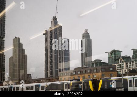 Développement de Vauxhall Nine Elms depuis la fenêtre de train, Londres Banque D'Images