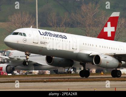 Ein Airbus A-321 der Lufthansa rollt am Montag, 21. Maerz 2005, auf dem