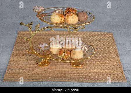 Gâteau sec et truffes au chocolat, biscuits secs, biscuit. Collations à la pâtisserie. Gâteaux secs au sésame en gros plan dans la boulangerie. Banque D'Images