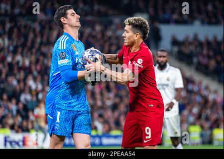 Madrid, Espagne. 15th mars 2023. Thibaut Courtois (Real Madrid) et Roberto Firmino (Liverpool) en action lors du match de football entre&#XA;Real Madrid et Liverpool valable pour la deuxième partie du tour 16 de la Ligue des champions de l'UEFA célébrée à Madrid, Espagne au stade Bernabeu le mercredi 15 mars 2023 crédit : Live Media Publishing Group/Alamy Live News Banque D'Images