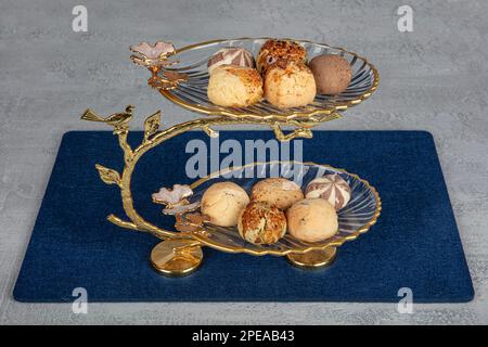 Gâteau sec et truffes au chocolat, biscuits secs, biscuit. Collations à la pâtisserie. Gâteaux secs au sésame en gros plan dans la boulangerie. Banque D'Images