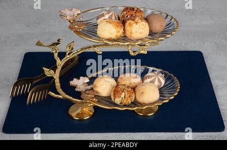 Gâteau sec et truffes au chocolat, biscuits secs, biscuit. Collations à la pâtisserie. Gâteaux secs au sésame en gros plan dans la boulangerie. Banque D'Images