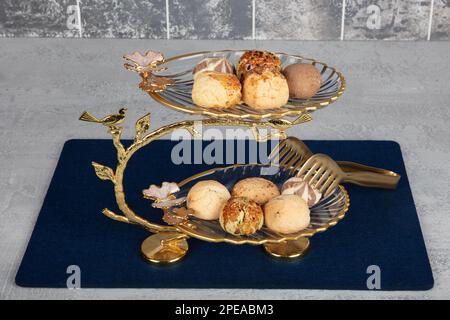 Gâteau sec et truffes au chocolat, biscuits secs, biscuit. Collations à la pâtisserie. Gâteaux secs au sésame en gros plan dans la boulangerie. Banque D'Images