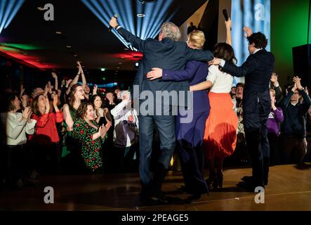 LA HAYE - Paul Rosenmoller (Groenlinks), Attje Kuiken (PvdA), Mei Li vos (PvdA) et Jesse Klaver (Groenleft) suivent les résultats des élections provinciales. ANP BART MAAT pays-bas hors - belgique hors Banque D'Images