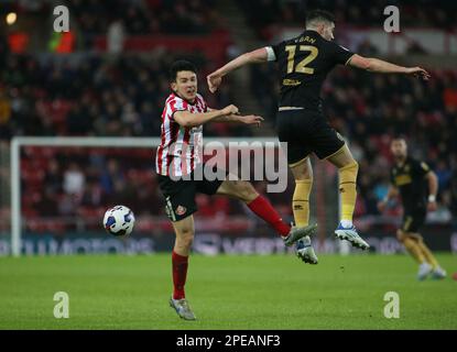 Sunderland, Royaume-Uni. 15th mars 2023Sunderland, Luke O'Nien remporte un titre contre John Egan de Sheffield United lors du match du championnat Sky Bet entre Sunderland et Sheffield United au stade de Light, Sunderland, le mercredi 15th mars 2023. (Photo : Michael Driver | MI News) Credit : MI News & Sport /Alay Live News Banque D'Images